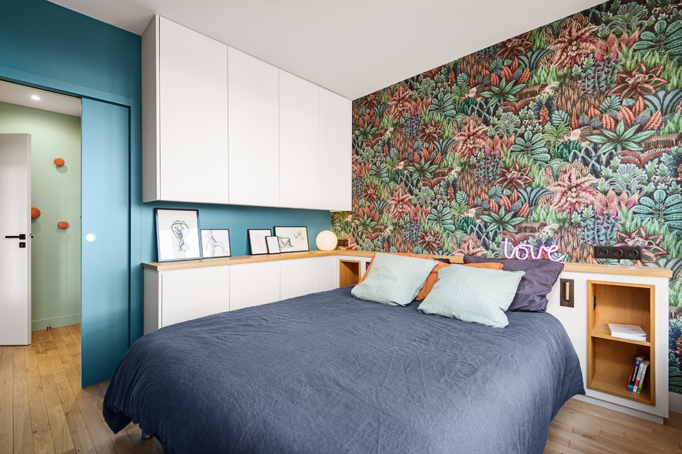 Esempio di una camera da letto contemporanea con pareti blu, parquet chiaro e pavimento beige