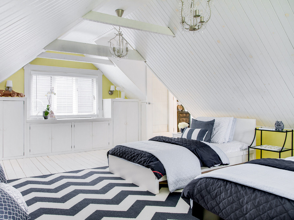 Imagen de dormitorio marinero con paredes verdes, suelo de madera pintada y techo inclinado