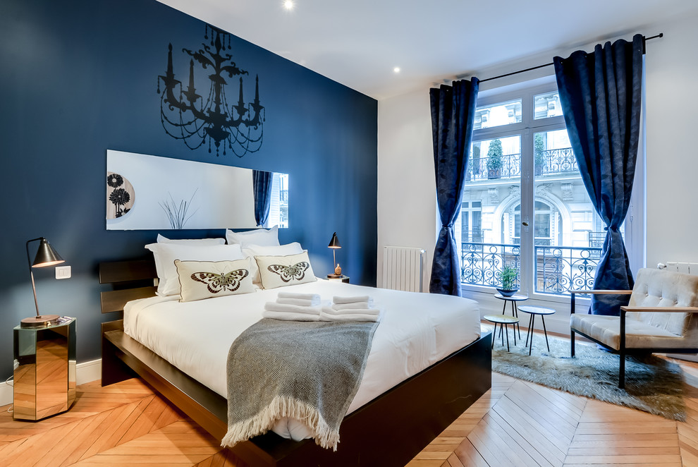 パリにある広いコンテンポラリースタイルのおしゃれな主寝室 (青い壁、無垢フローリング、青いカーテン) のレイアウト