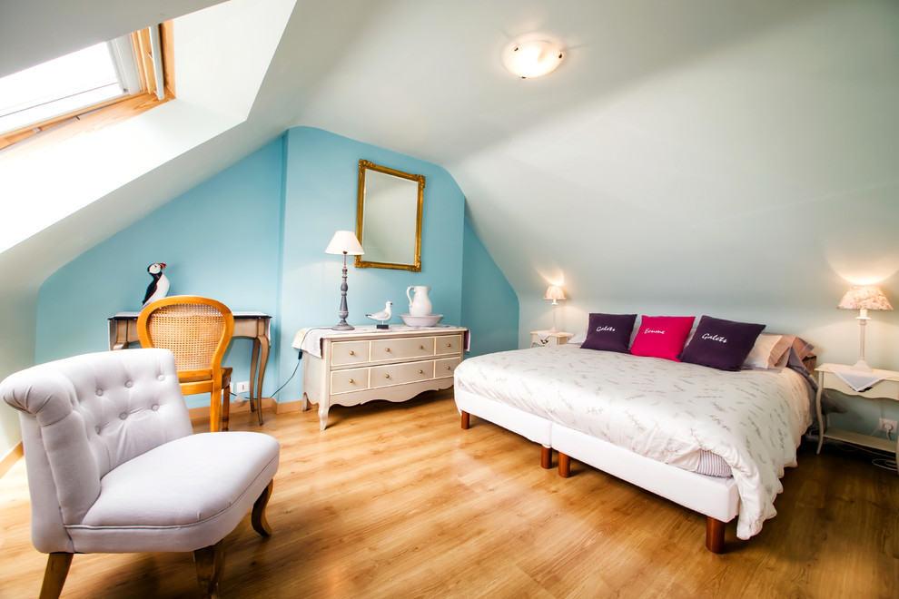 Réalisation d'une chambre tradition de taille moyenne avec un mur bleu et un sol en bois brun.