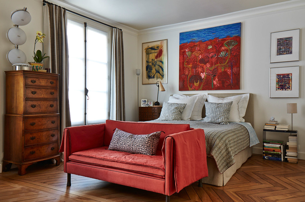 パリにある中くらいなエクレクティックスタイルのおしゃれな主寝室 (白い壁、無垢フローリング) のインテリア