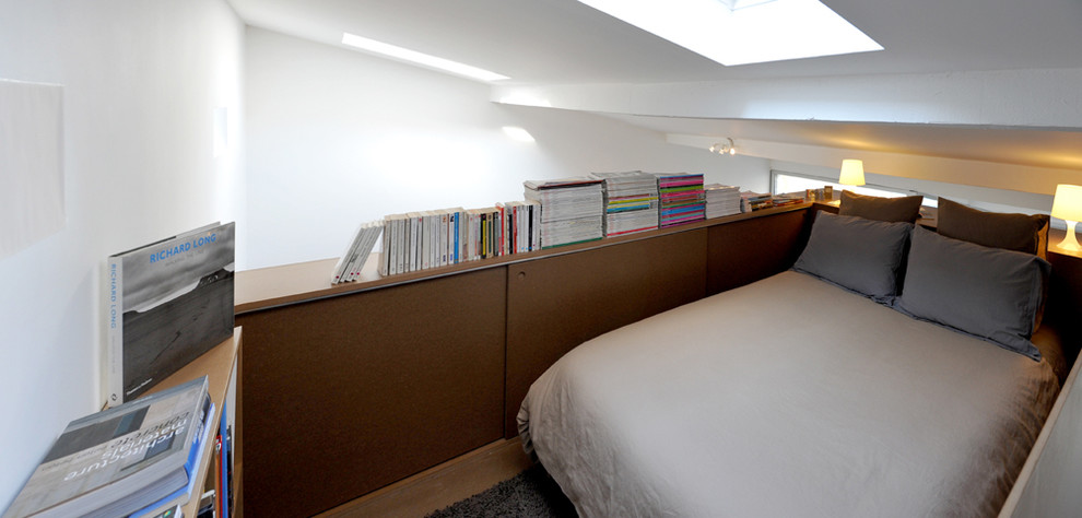 Ejemplo de dormitorio tipo loft contemporáneo pequeño