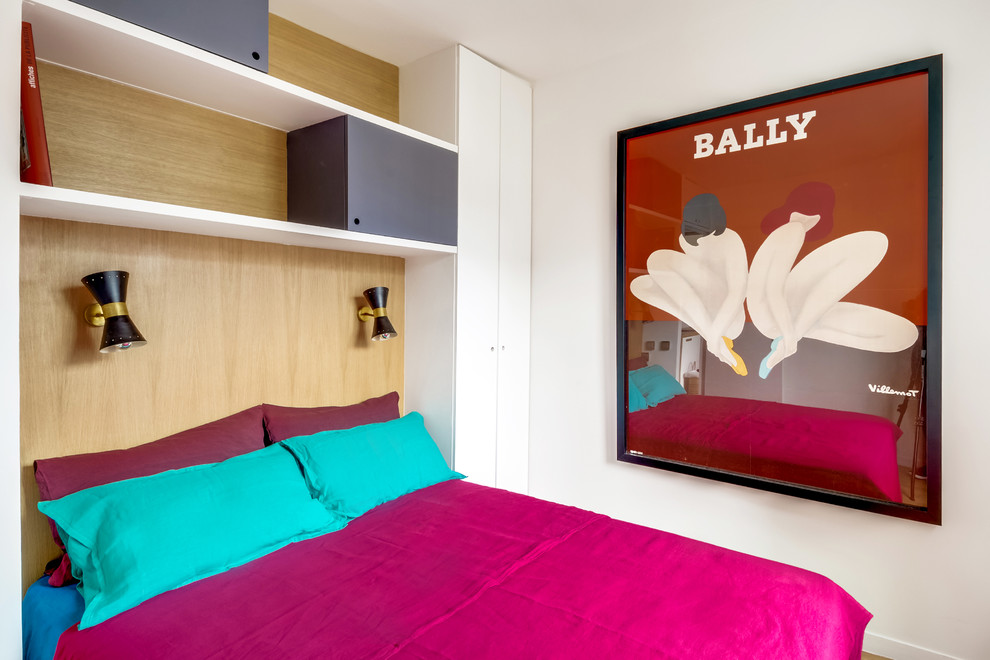Kleines Modernes Hauptschlafzimmer mit weißer Wandfarbe und hellem Holzboden in Paris