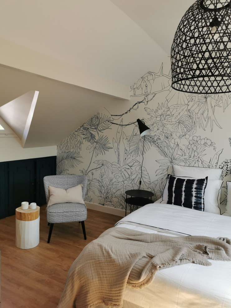 Idee per una camera da letto stile loft moderna di medie dimensioni con pareti blu, pavimento in vinile, pavimento beige e travi a vista