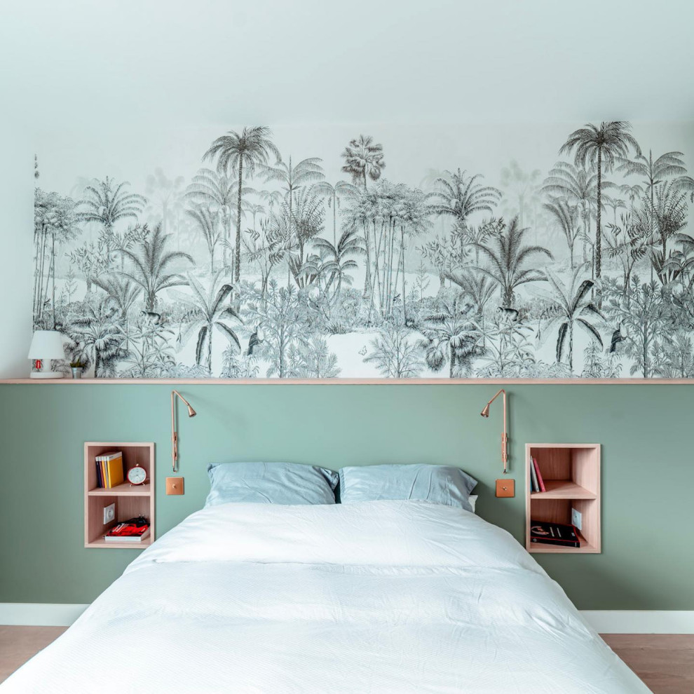 На фото: спальня в современном стиле с разноцветными стенами, паркетным полом среднего тона, коричневым полом и обоями на стенах с