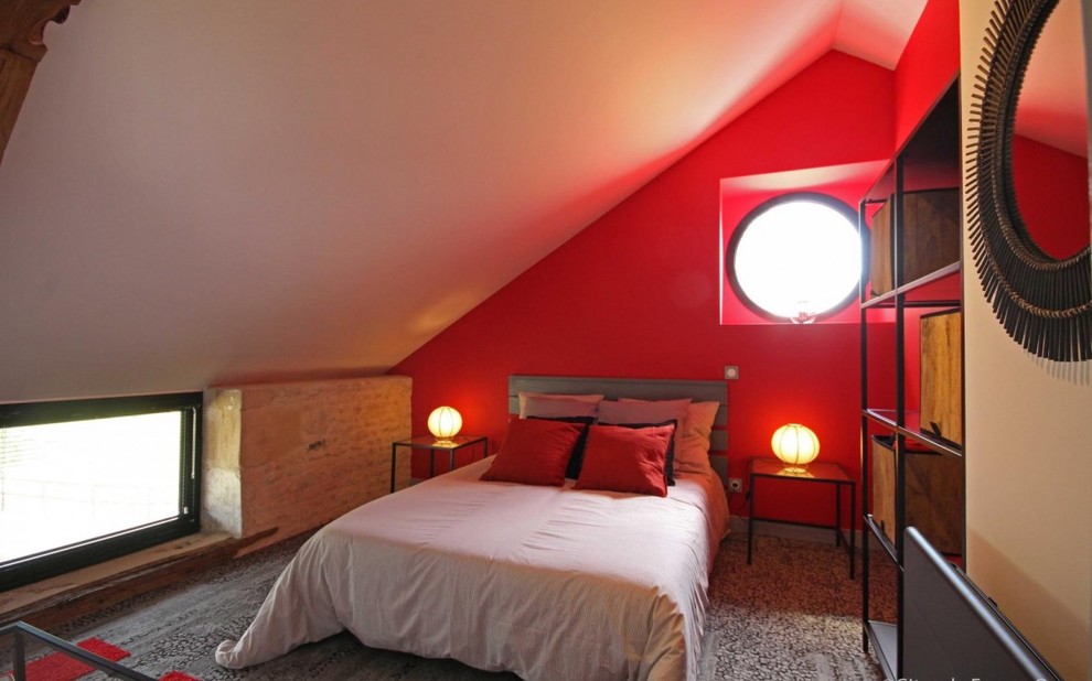 Modelo de dormitorio tipo loft pequeño con paredes rojas, moqueta y suelo gris