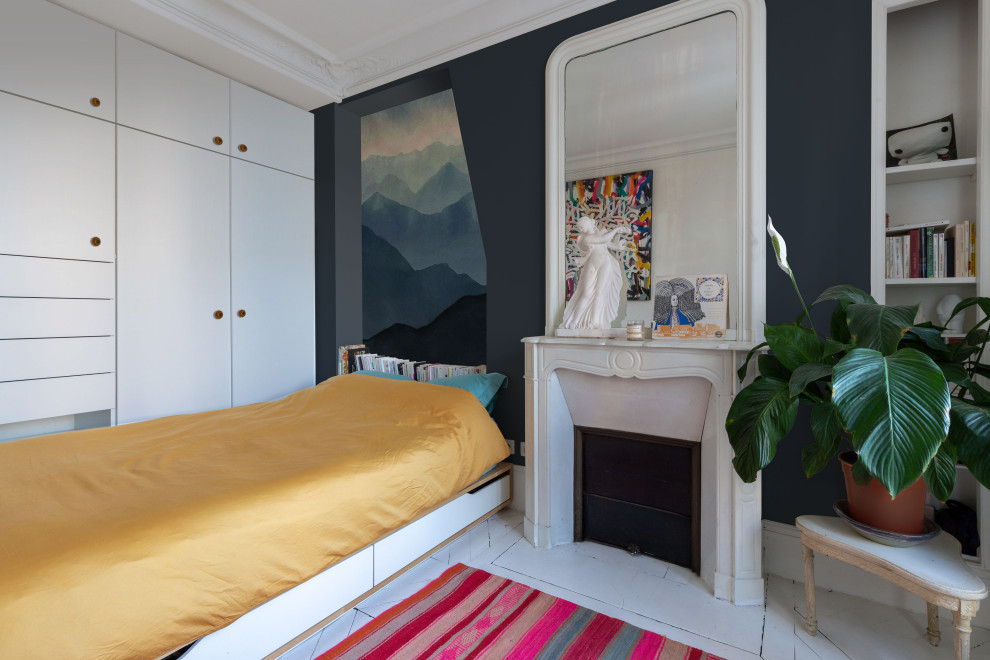 Inredning av ett eklektiskt mellanstort sovrum, med målat trägolv, en standard öppen spis, vitt golv och grå väggar