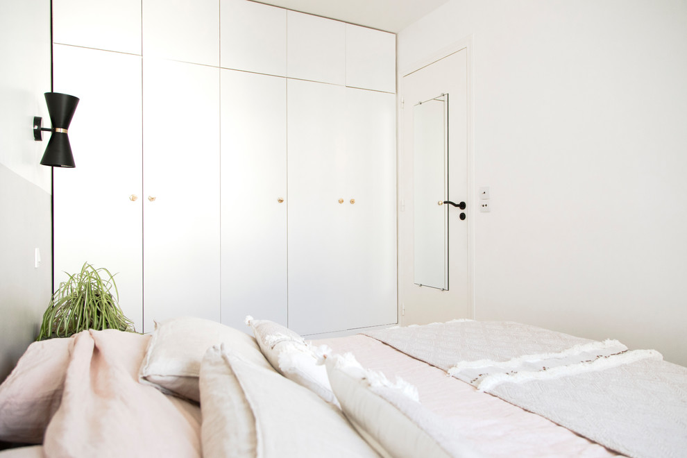 Источник вдохновения для домашнего уюта: хозяйская спальня среднего размера в стиле модернизм с белыми стенами без камина