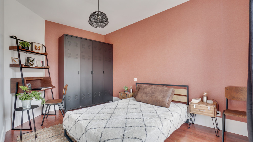Cette image montre une chambre grise et rose design de taille moyenne avec parquet foncé, un sol marron, du papier peint et un mur orange.