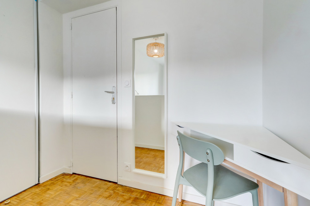 Idee per una camera da letto scandinava di medie dimensioni con pareti verdi, pavimento in legno massello medio e pavimento marrone
