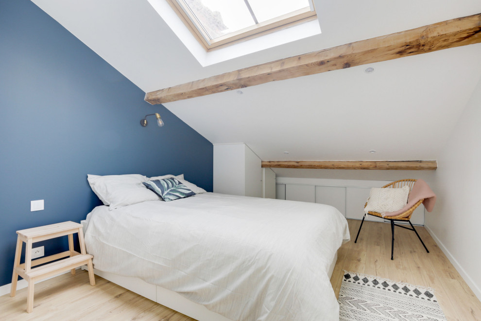 Пример оригинального дизайна: спальня среднего размера в скандинавском стиле с синими стенами, полом из ламината, бежевым полом, балками на потолке и сводчатым потолком