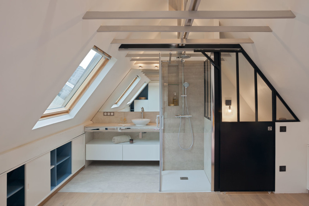 Mittelgroßes Modernes Hauptschlafzimmer mit weißer Wandfarbe, hellem Holzboden und beigem Boden in Paris