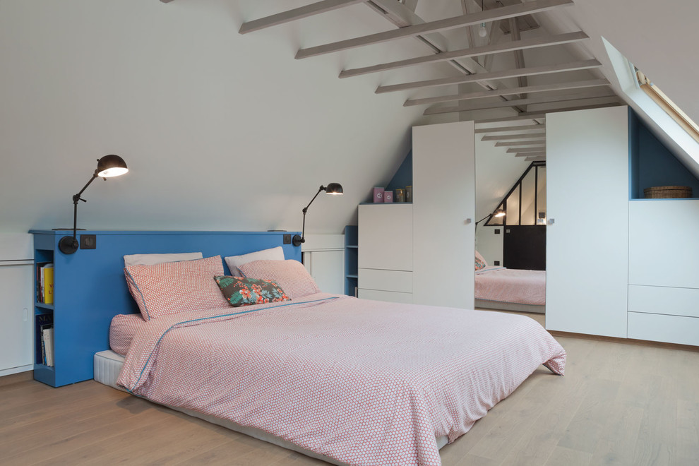 Mittelgroßes Modernes Hauptschlafzimmer mit weißer Wandfarbe, hellem Holzboden und beigem Boden in Paris