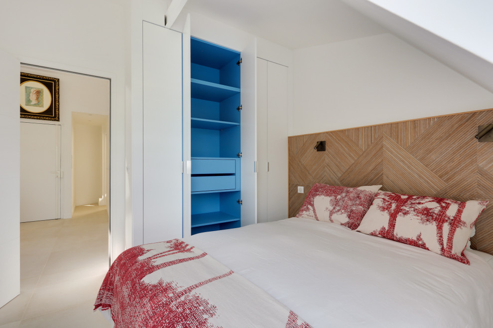 Mittelgroßes Modernes Schlafzimmer im Loft-Style mit weißer Wandfarbe, Keramikboden und beigem Boden in Paris