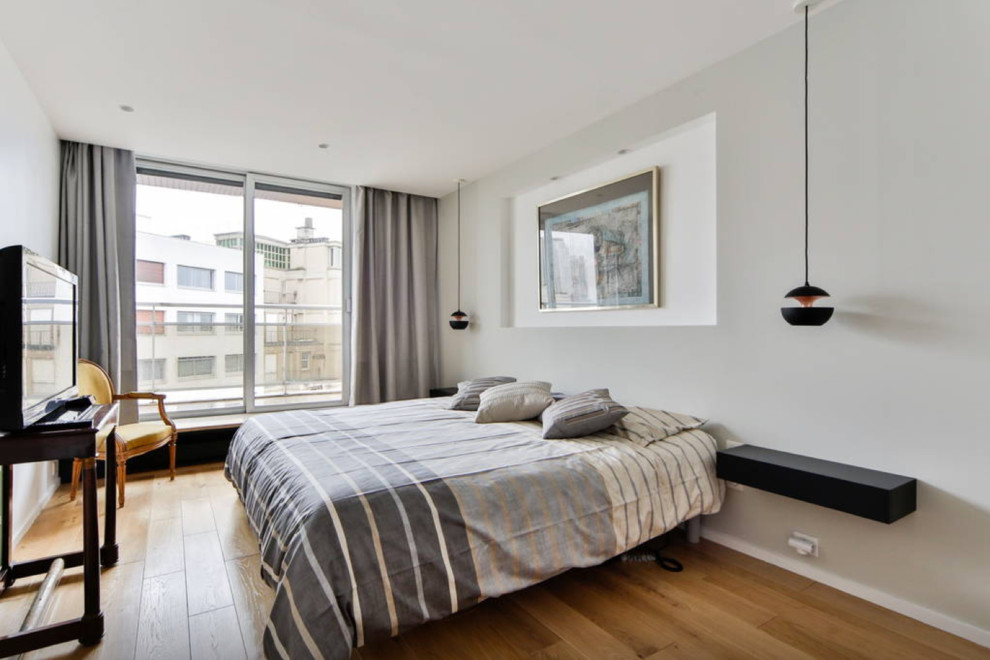 На фото: большая хозяйская спальня в современном стиле с серыми стенами и паркетным полом среднего тона без камина