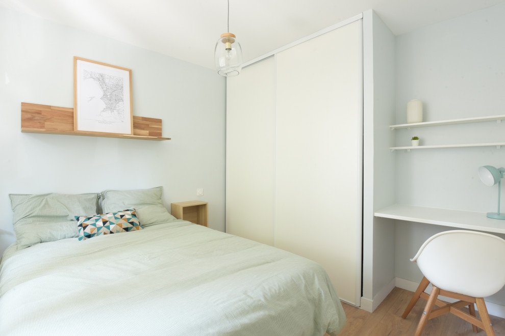 Aménagement d'une chambre parentale scandinave de taille moyenne avec un mur vert et parquet clair.
