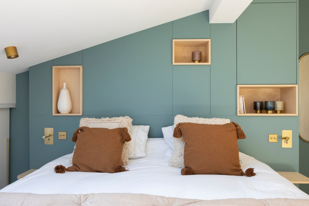 Ejemplo de dormitorio principal contemporáneo grande con paredes azules, suelo de cemento y suelo beige