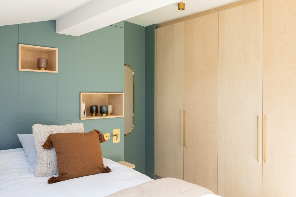 Aménagement d'une grande chambre parentale contemporaine avec un mur bleu, sol en béton ciré et un sol beige.
