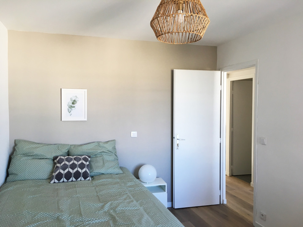 Medium sized bedroom in Marseille with grey walls and laminate floors.