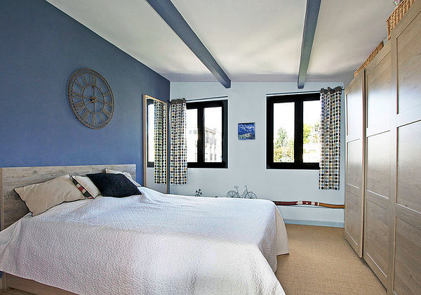 パリにある中くらいな北欧スタイルのおしゃれな主寝室 (青い壁、ベージュの床) のインテリア