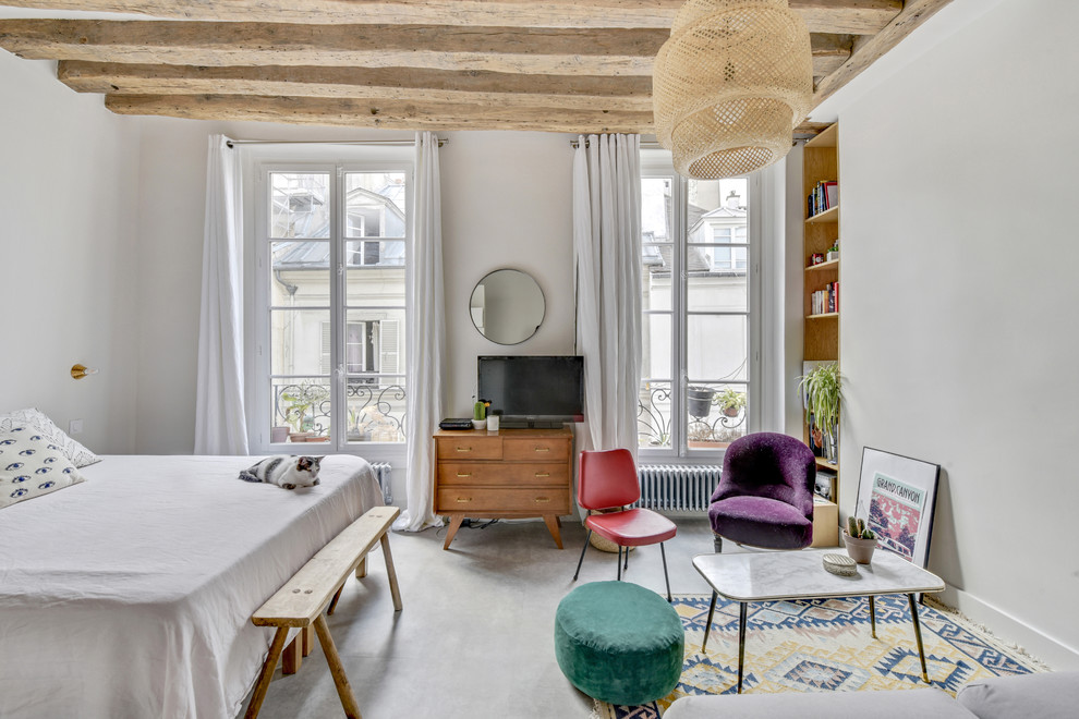 Mediterranes Schlafzimmer ohne Kamin mit grauem Boden und grauer Wandfarbe in Paris