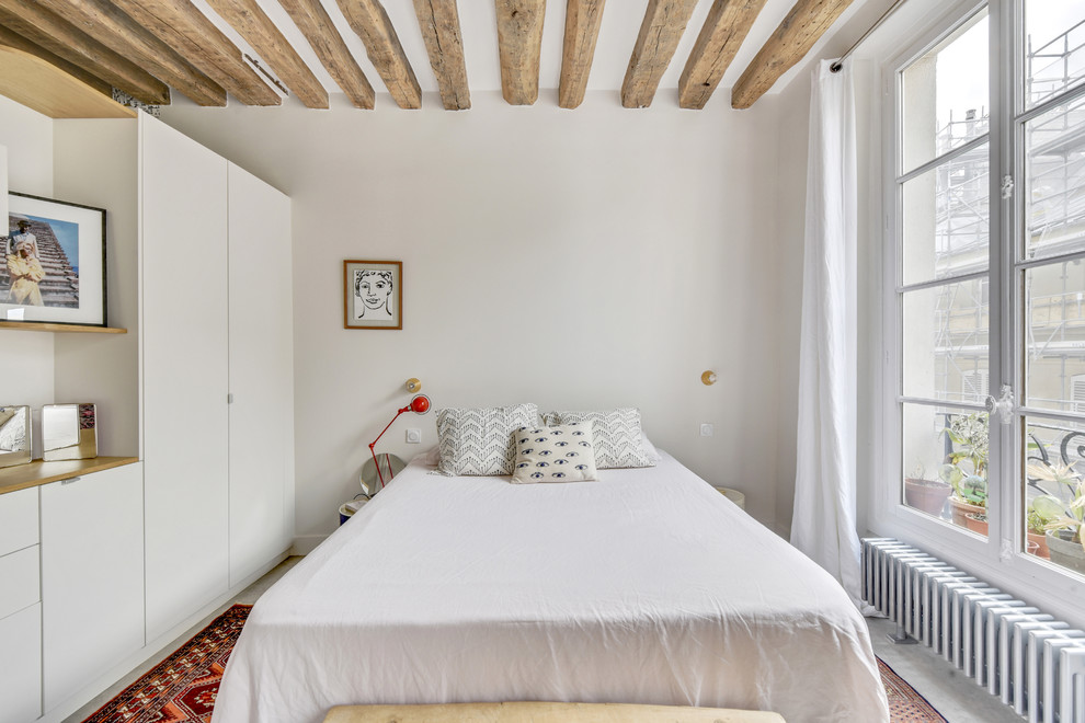 Immagine di una camera da letto stile shabby con pareti bianche, nessun camino e pavimento grigio