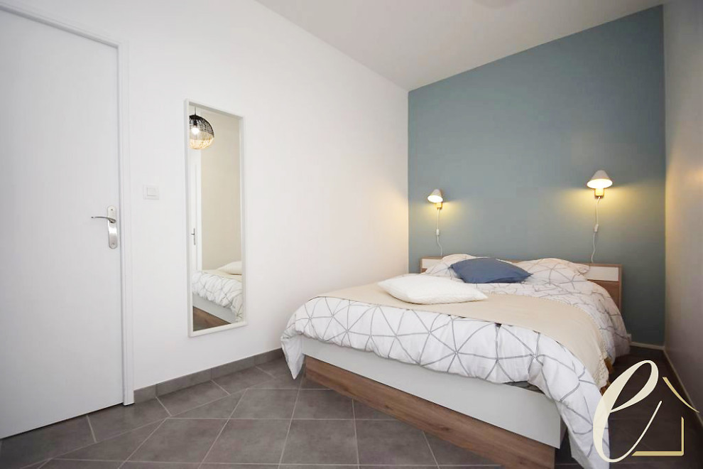 На фото: большая хозяйская спальня в скандинавском стиле с синими стенами, полом из терракотовой плитки и серым полом