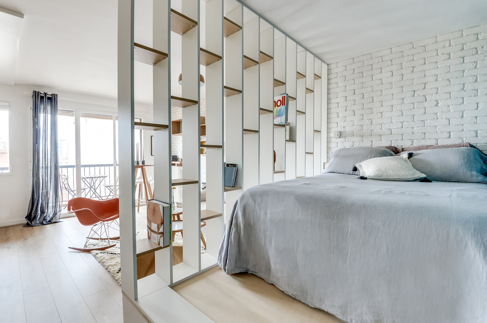 パリにある北欧スタイルのおしゃれな主寝室 (白い壁、淡色無垢フローリング) のレイアウト