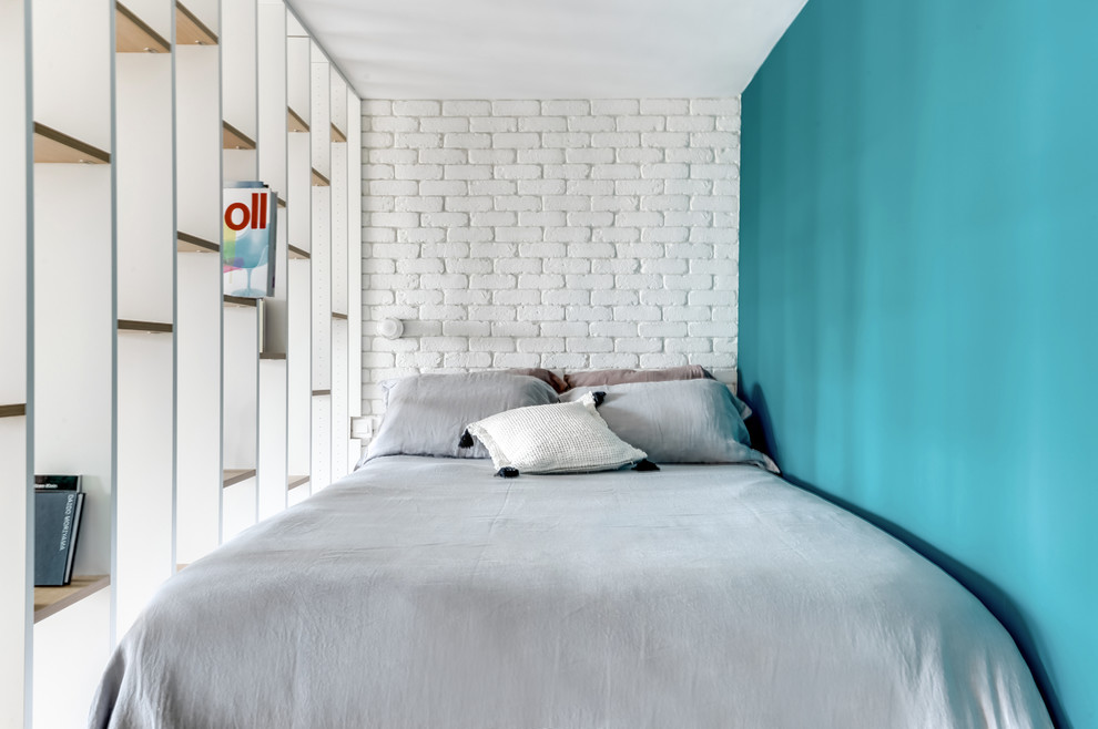 Immagine di una piccola camera matrimoniale scandinava con pareti bianche, parquet chiaro e nessun camino
