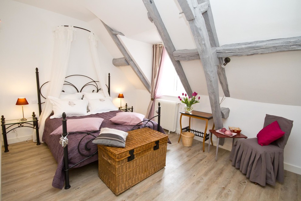 Diseño de habitación de invitados blanca y madera campestre de tamaño medio con paredes blancas y suelo de madera clara