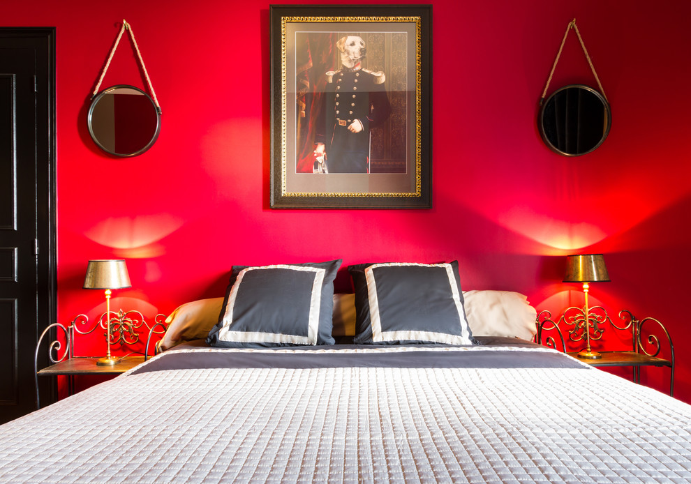 Inspiration för ett vintage sovrum, med röda väggar