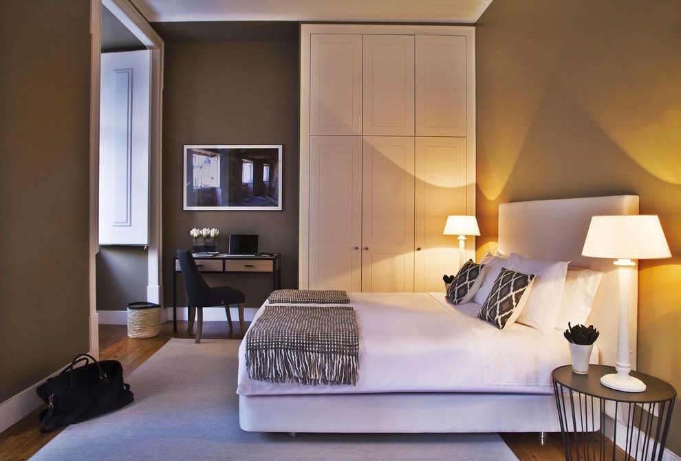 Großes Klassisches Hauptschlafzimmer ohne Kamin mit brauner Wandfarbe und braunem Holzboden in Lille