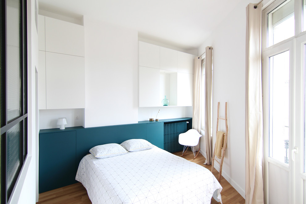 Foto de dormitorio blanco y madera escandinavo sin chimenea con paredes blancas y suelo de madera clara