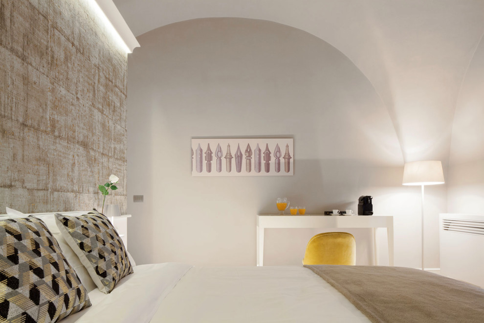 На фото: большая хозяйская спальня в современном стиле с бежевыми стенами, паркетным полом среднего тона и коричневым полом без камина с