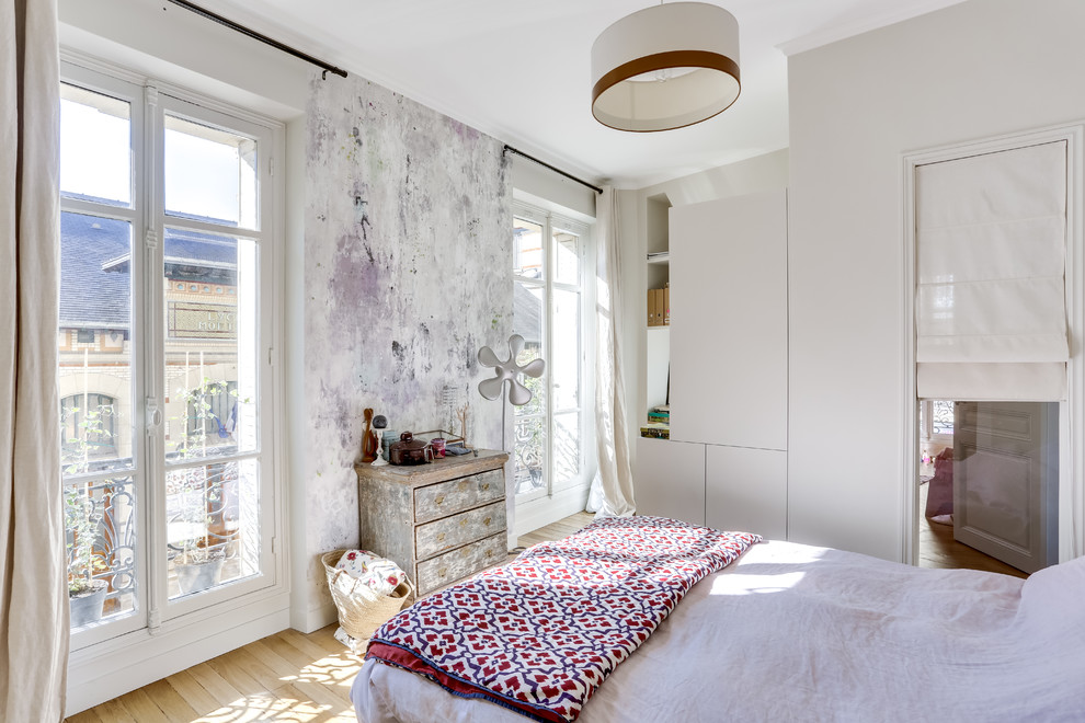 Modelo de habitación de invitados actual con paredes blancas, suelo de madera clara y suelo beige