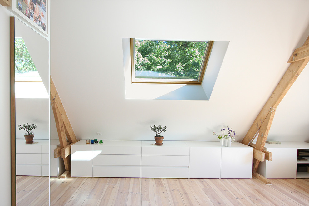 Идея дизайна: большая хозяйская спальня в скандинавском стиле с белыми стенами, светлым паркетным полом и коричневым полом без камина