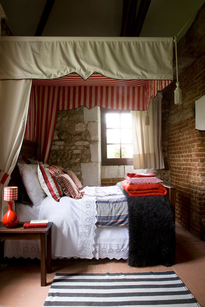 На фото: хозяйская спальня среднего размера в классическом стиле с разноцветными стенами и полом из терракотовой плитки с