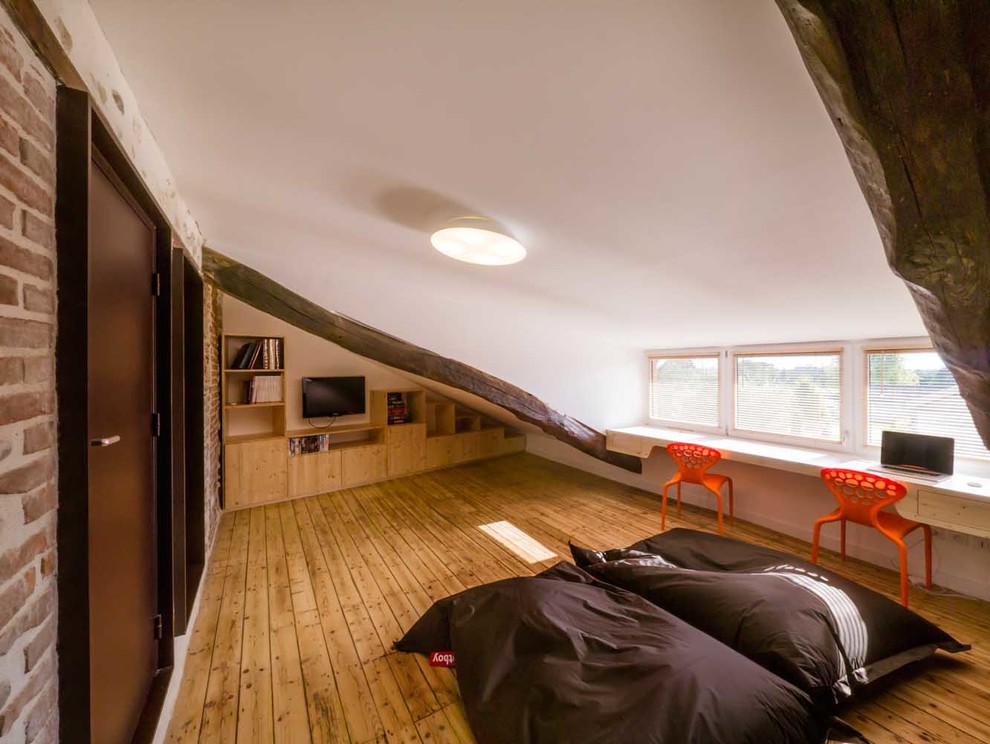 グルノーブルにあるコンテンポラリースタイルのおしゃれな寝室のインテリア