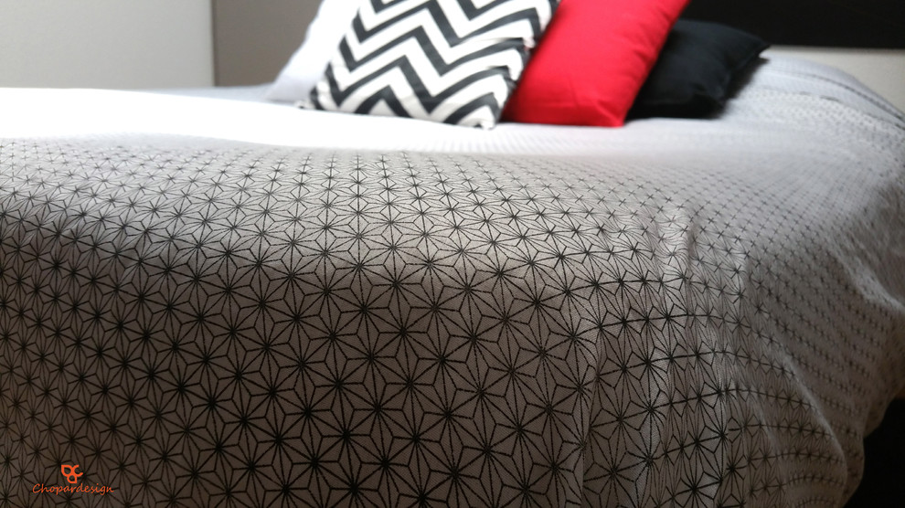 Bild på ett litet skandinaviskt sovloft, med grå väggar och ljust trägolv