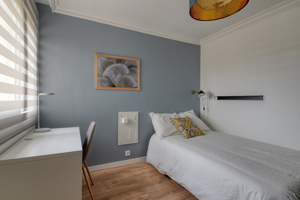 Foto på ett litet funkis sovrum, med grå väggar och ljust trägolv