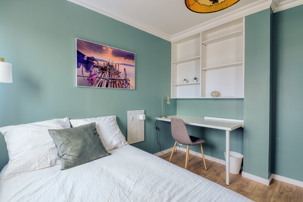 Kleines Modernes Schlafzimmer ohne Kamin mit grüner Wandfarbe und hellem Holzboden in Paris