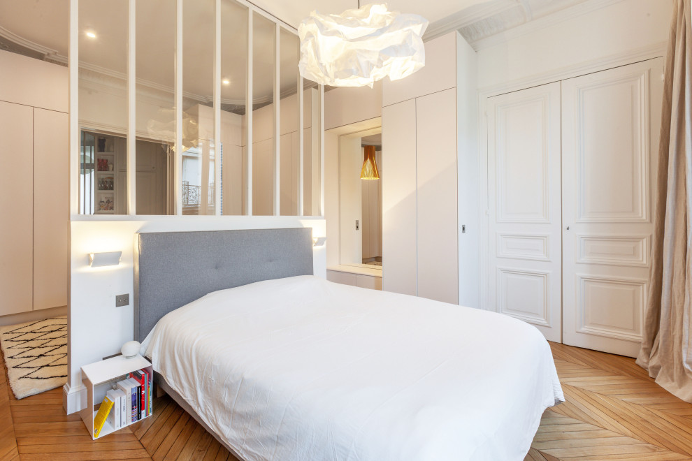 Пример оригинального дизайна: большая хозяйская спальня в современном стиле с белыми стенами и светлым паркетным полом без камина