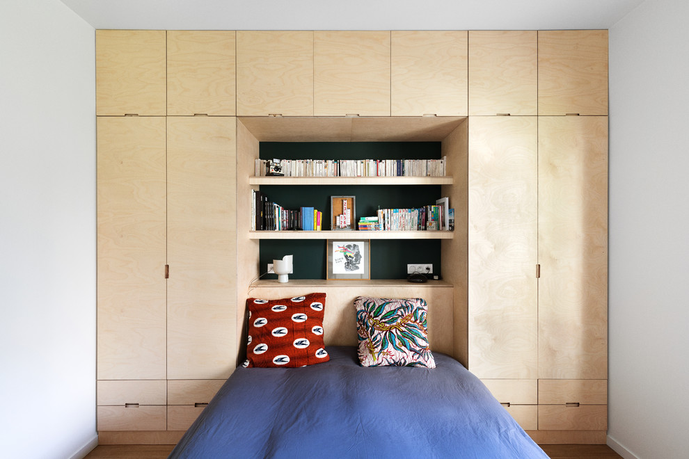 Источник вдохновения для домашнего уюта: хозяйская спальня в стиле модернизм с светлым паркетным полом