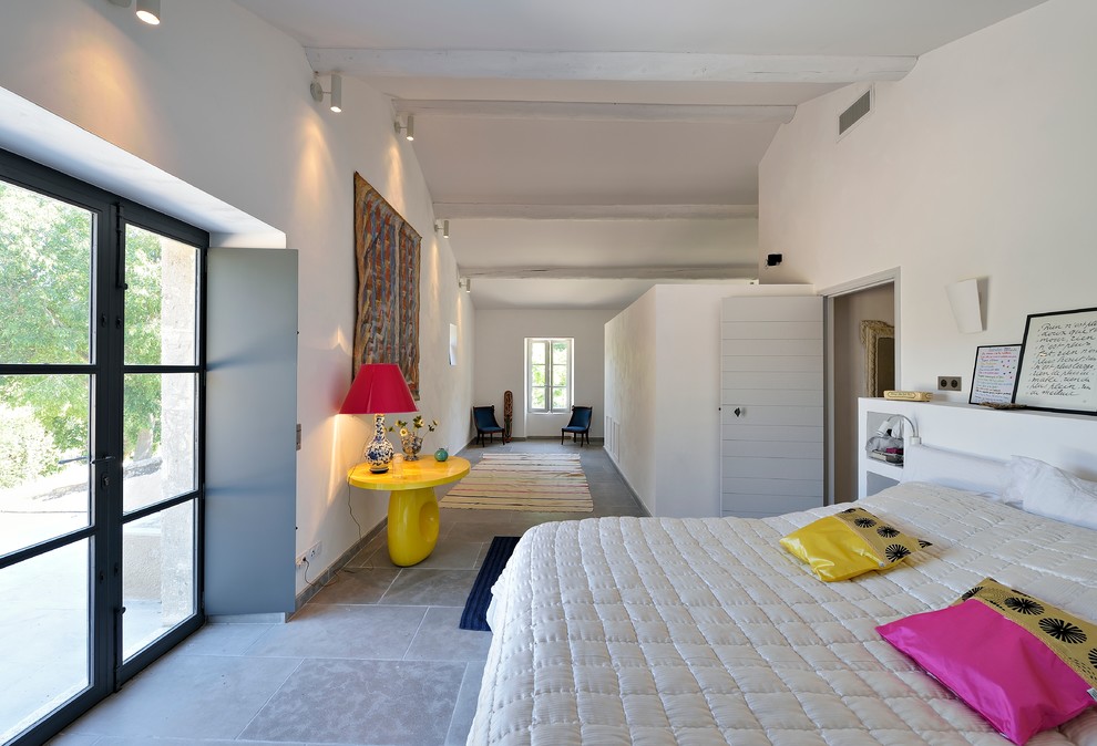 На фото: большая хозяйская спальня в стиле фьюжн с белыми стенами и серым полом с