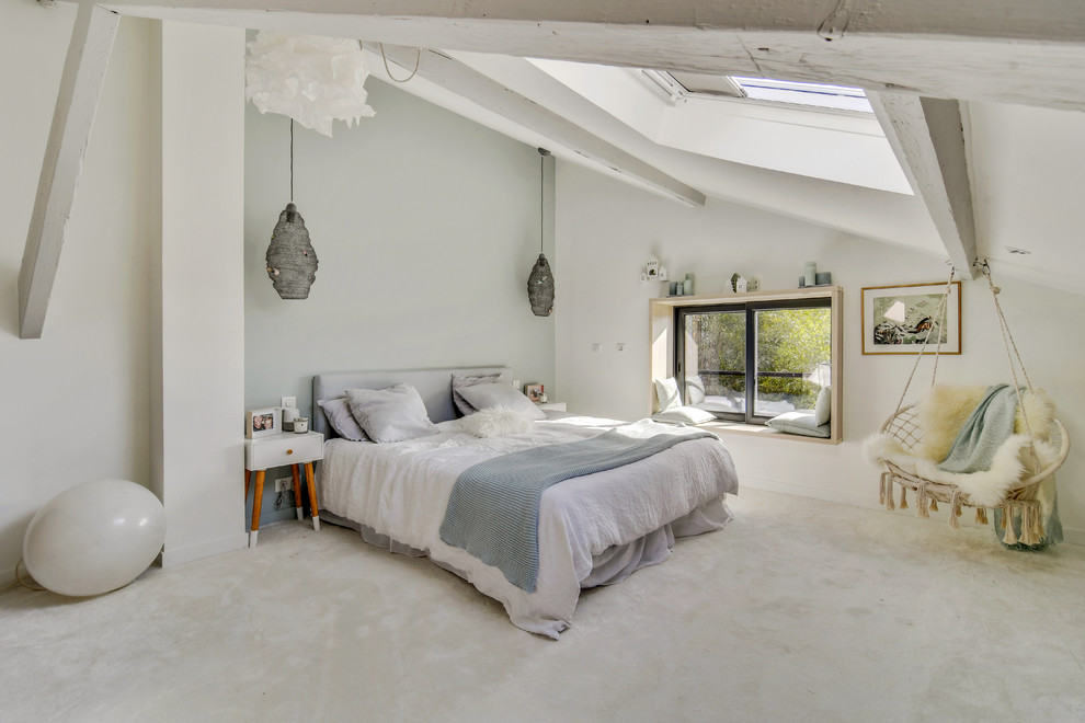 Imagen de dormitorio principal moderno grande con paredes blancas, moqueta, todas las chimeneas, marco de chimenea de metal y suelo blanco