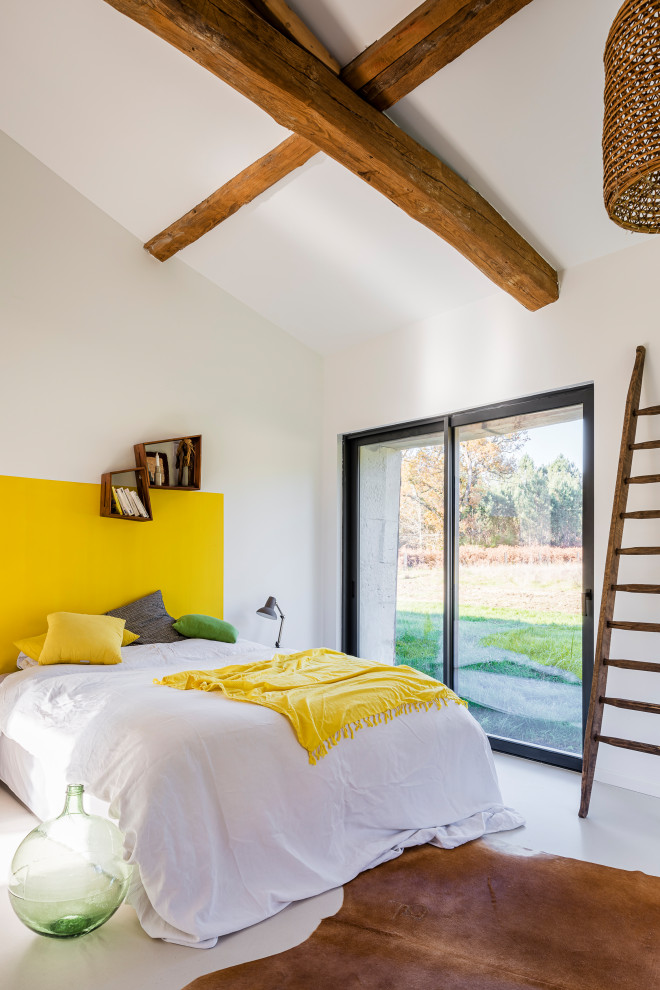 Modernes Schlafzimmer mit weißer Wandfarbe und grauem Boden in Bordeaux