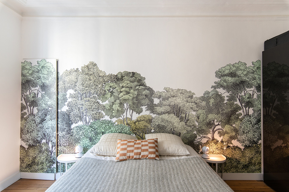 Cette image montre une chambre parentale traditionnelle de taille moyenne avec un mur blanc, parquet clair et un sol marron.