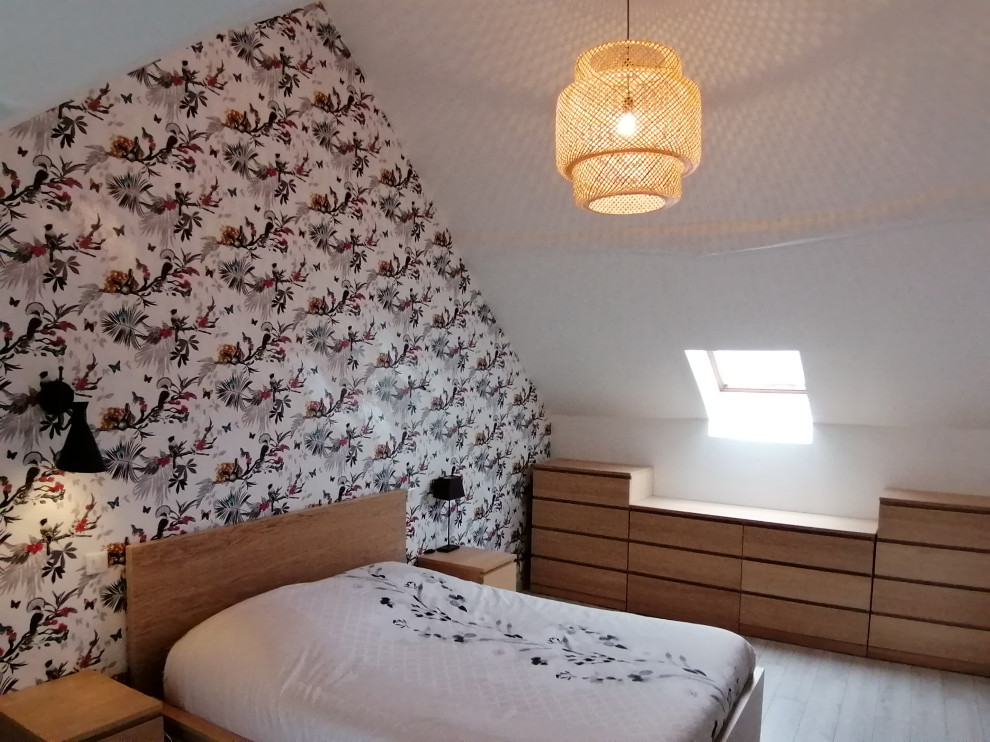 На фото: хозяйская спальня среднего размера в стиле шебби-шик с разноцветными стенами, полом из ламината и серым полом без камина