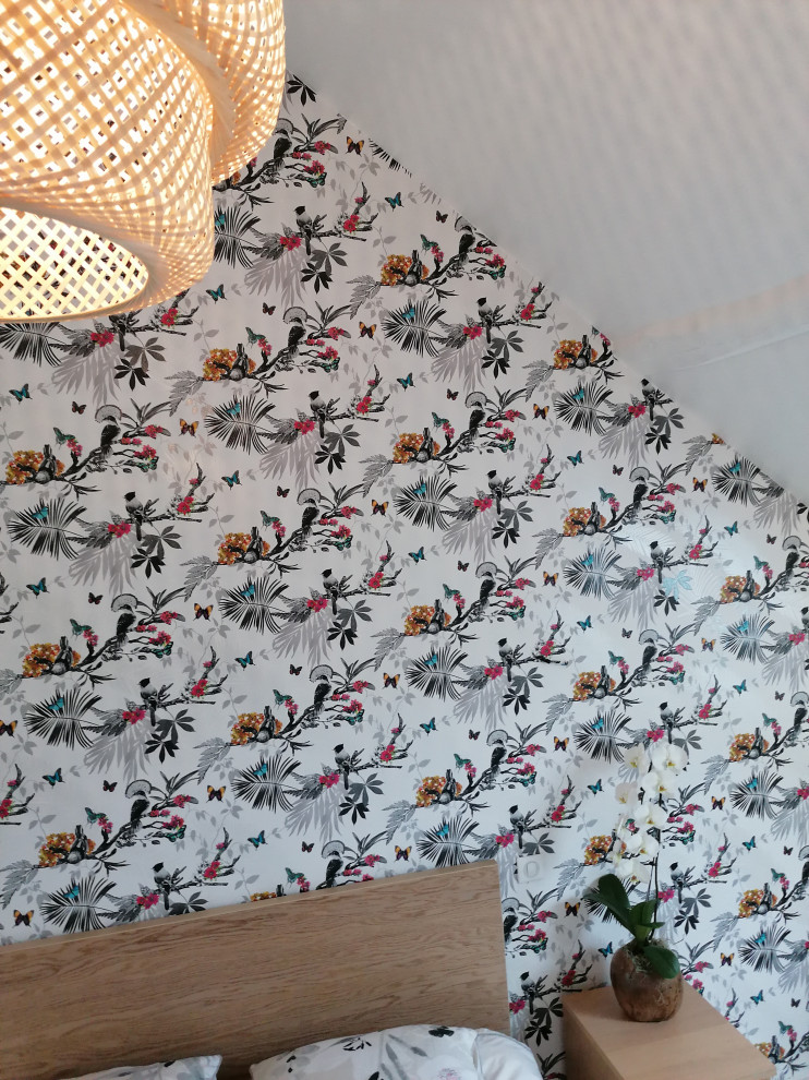Источник вдохновения для домашнего уюта: хозяйская спальня среднего размера в стиле шебби-шик с разноцветными стенами, полом из ламината и серым полом без камина