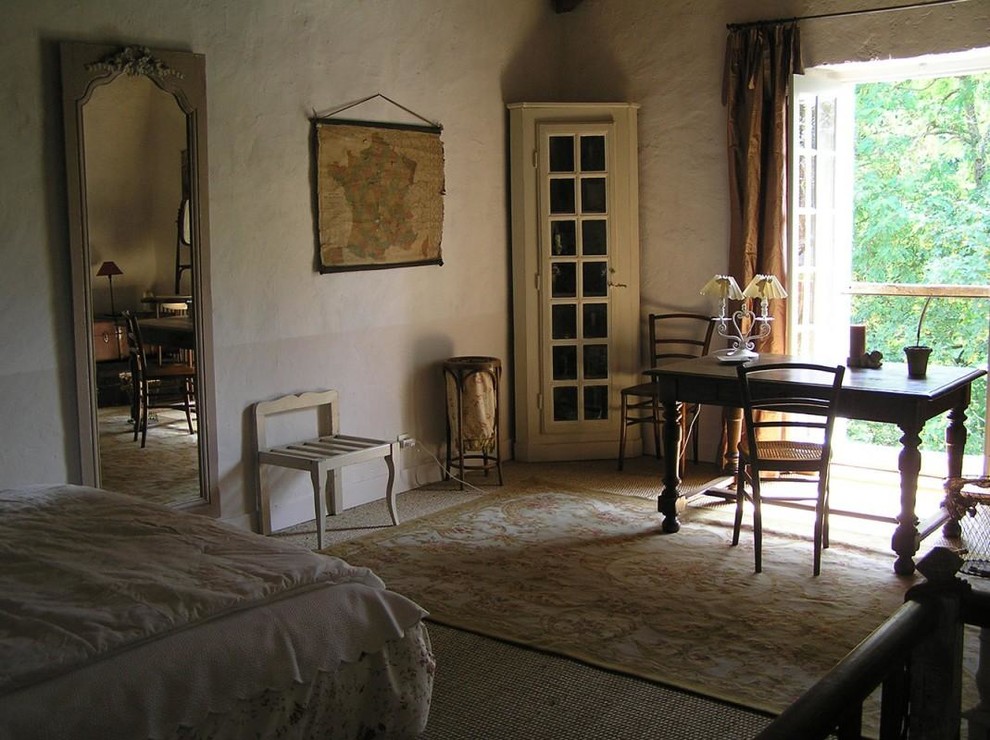 Modelo de dormitorio tradicional renovado con suelo de bambú y suelo beige